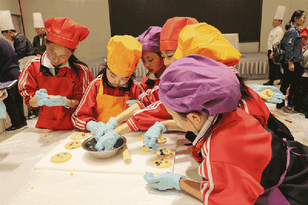 小朋友们正在专心制作小饼干,瞧这全神贯注的劲儿,俨然变身小厨神