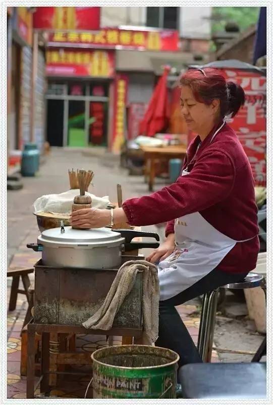 冲冲糕是永川很有名的特色小吃,因糕是用蒸气将食物冲蒸熟,并由圆竹筒