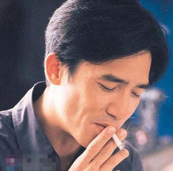 盘点娱乐圈大牌明星抽烟时候的样子,周润发最帅