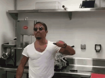 关于撒盐哥一系列特别的动作被广大网友做成了动图,在网上疯传.