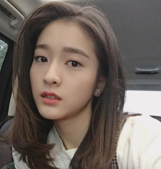95后小花张雪迎&宋祖儿,化妆品也和普通女孩一样