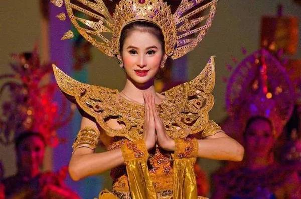 5月28日—31日 现场还有独特的人妖歌舞表演 以及变脸,喷火等特技表演