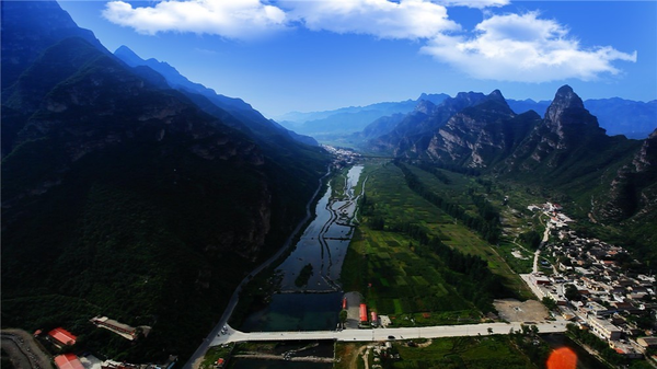 野三坡西北紧挨张家口涿鹿县,东北则为北京房山区.