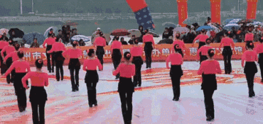 机会看到一群又不同一群的火辣女人,跳着一种又不同一种的火辣广场舞