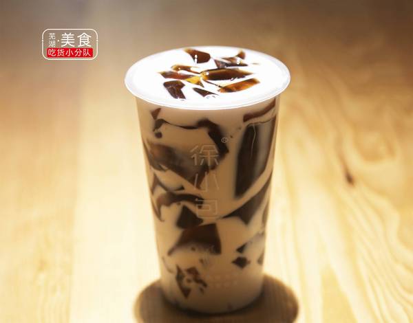 除了主料"烧仙草"分量惊人外 糯米小圆子,红豆,葡萄干同样身量不小