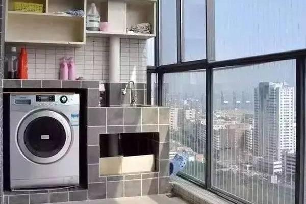 在阳台砖砌洗衣台,老妈再也不用蹲在厕所洗衣服