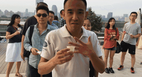 干杯的大叔们↑ 奇思妙想派——"带着茅台泡三里屯酒吧吗?