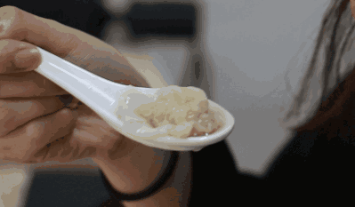 可以先用勺子把云吞舀起,