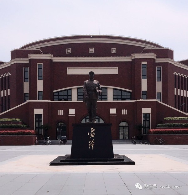 记者:汪林静胡志莺 雷锋像位于建桥学院大礼堂正前方,是学校里一道