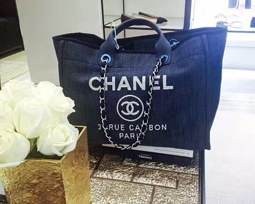 浅灰色的小香帆布沙滩包,很简约的标志设计,不过很多女生都喜欢这个