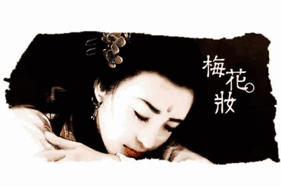 看屈原的家国大义,与此同时景区现场还玩起了古装秀,看古装美女的风情