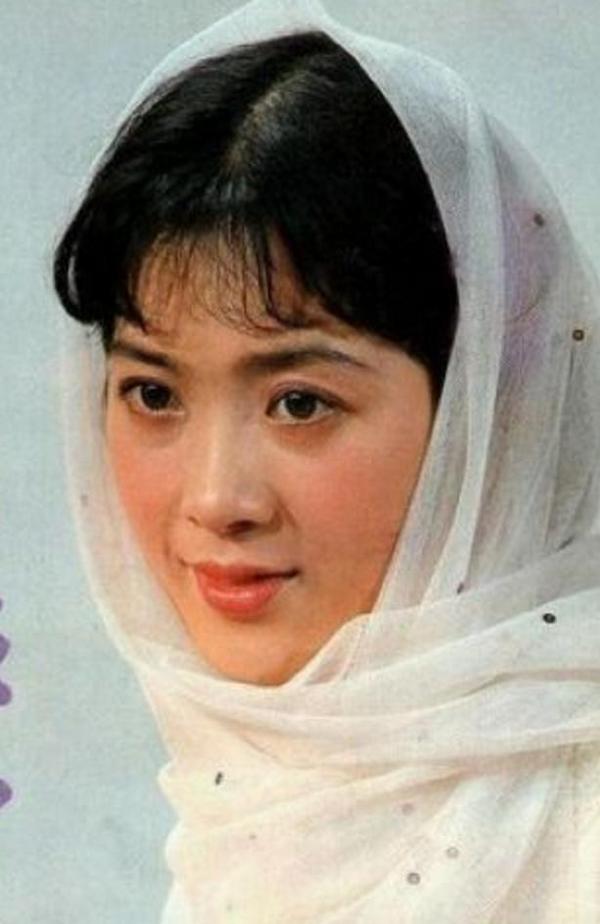龚雪,1953年3月16日出身于上海,中国著名影视演员,代表作:《快乐的