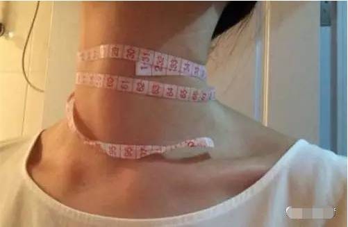 如果男性颈围超过39 厘米,女性颈围超过35厘米,则说明脖子较粗,发生心