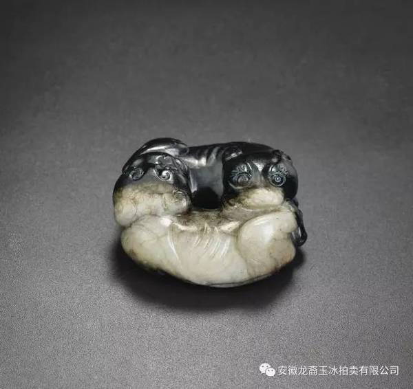 白玉质地,提油工艺,立体圆雕大小两只龟,小龟趴伏于大龟背部,刻画细腻