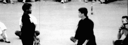 李小龙精习咏春拳,咏春拳有一种特殊的发力方式,叫做寸劲.