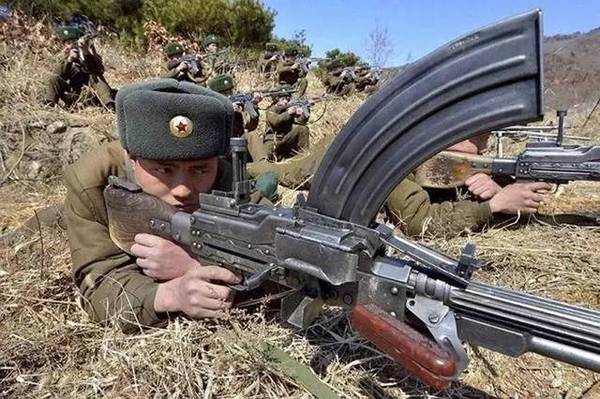 外形极为独特,73式机枪是朝鲜国产独立研制,仿制苏联pk46,带有肥硕的