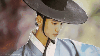 金秀贤最为人所熟知的角色莫过于《来自星星的你》中的都敏俊(都教授