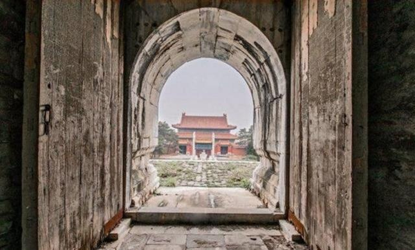 也就是说,很有可能,从1945年地宫被盗后至今,千古一帝康熙的尸骨还泡