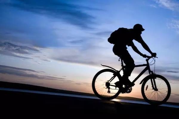 一个人骑自行车是什么成语_一个人骑自行车图片(2)