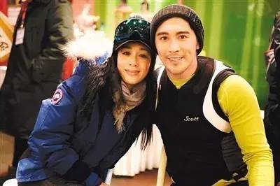 47岁的她带3个女儿,嫁给小12岁的他,如今却