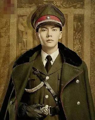 李易峰一袭深驼色的军装扮相,更衬的他英气十足,飒爽的姿态展露无遗.