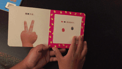 指着桌子上的三块饼干,带着孩子