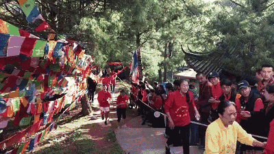 婀娜多姿的康定姑娘,节日必定盛装前来,轻歌曼舞.