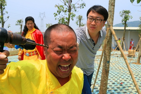 祖籍四川省,38岁,被吉尼斯誉为"中国铁掌第一人"和"中国金钟罩铁布衫