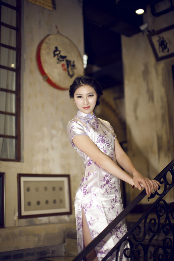 古韵旗袍美女姑娘有着老上海的味道,就是美