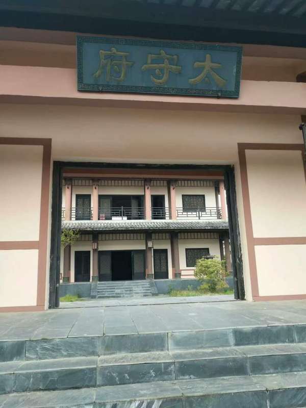 出汉街从我的左手方向进入威严的太守府,这就是当年的庐江府郡.