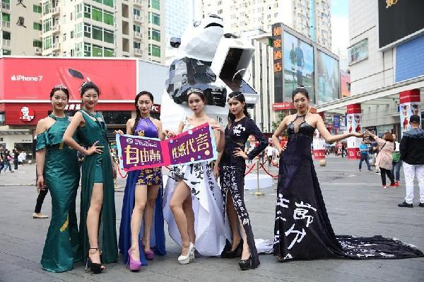成都航空学院美女帅哥春熙路玩快闪,为青春代言