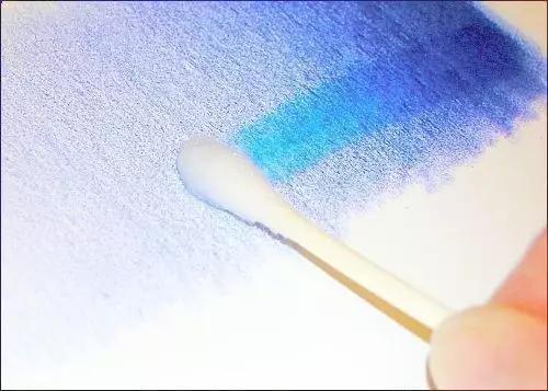 水溶性彩铅,先用彩铅把 要表现的颜色 排线法画出来 再用 水将色彩晕