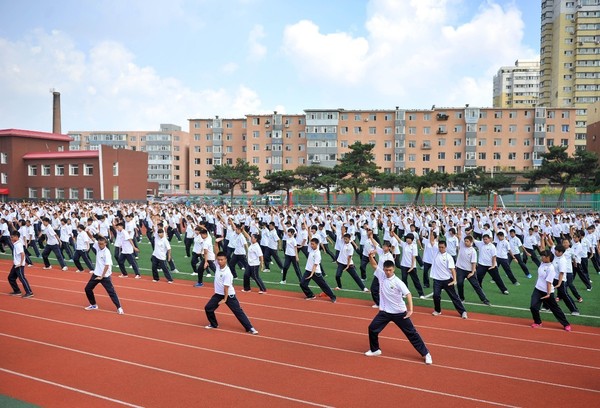 2014年8月22日,长春市第七十八中学的学生们利用课间操在学校操场跳"