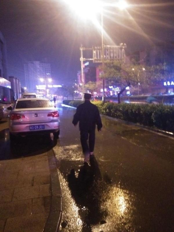 到了晚上才停止,路上的行人急匆匆,远处的风景朦朦胧胧,深夜雨中的