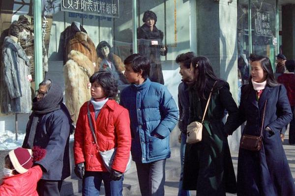 打扮时尚的女青年.上海·1986年【摄影:davidg】