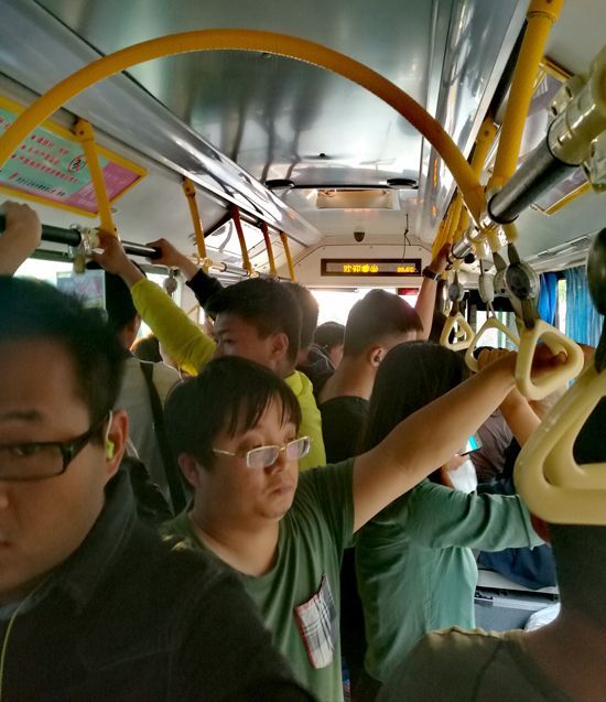 k301路公交车厢内拥挤.