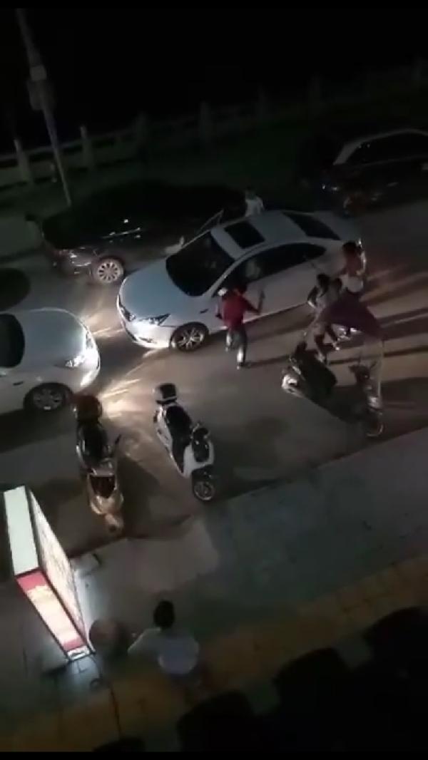 广西环江县城凯丰路5月2日晚上砸车案件令人愤慨