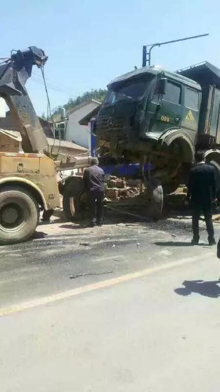 会泽三道沟附近发生车祸,小车严重扭曲.