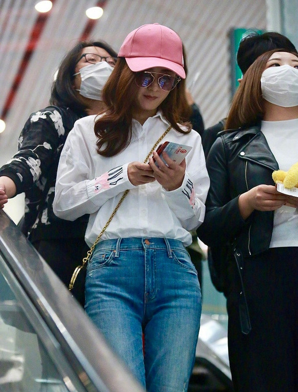 赵丽颖只穿白衬衫搭配牛仔裤,清纯似学生!