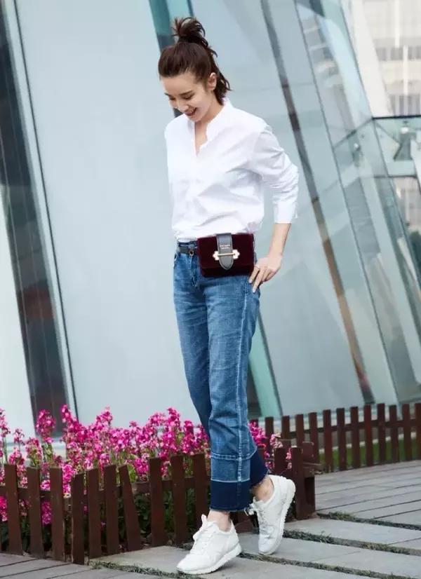 包:prada cahier,牛仔裤:米莱达,运动鞋:tods