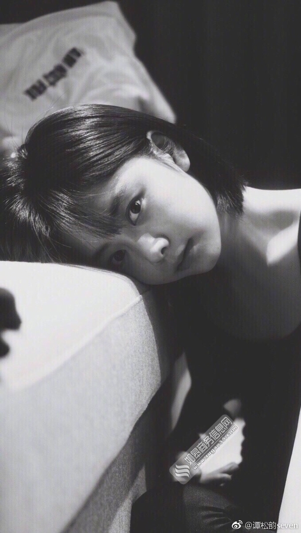 谭松韵27岁仍似中学生 晒黑白风写真烂漫似少女