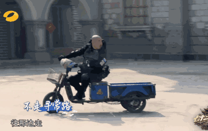 这部一开始出现就坐在地摊上的王小利就让人笑喷.