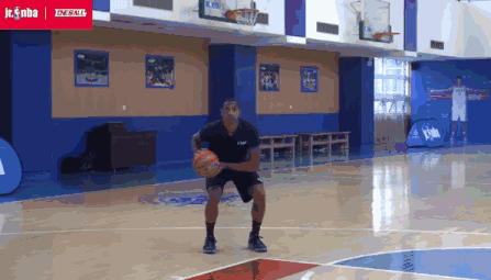 初学者上篮教学视频 教育资讯  新手必学上篮 三步上篮慢动作教学与球