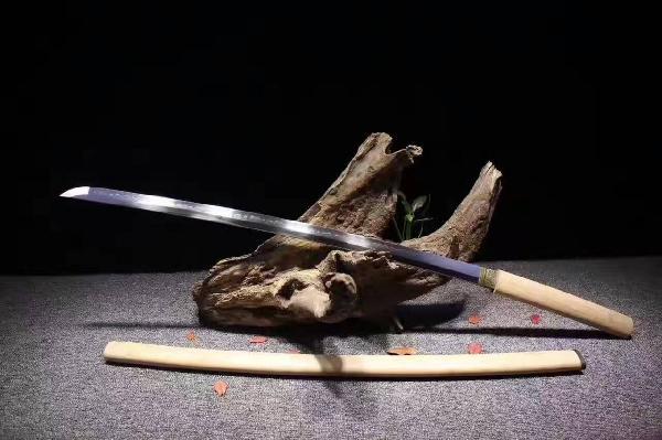 楠竹T10烧刃弯款唐刀--居合刑天 〖特点〗:此刃型为大V刃面平整锋利劈砍阻力小,整体刀型由刀簇向刀尖径向逐渐加宽,轴向渐薄锻打,采用覆土烧刃工艺加温至1200度,在冷水中淬火,温度骤降从而产生烧刃线,刃口具备超高硬度,刀背韧性仍保留,从而达到刚柔并济优质刀剑,正是一刀两世界,相生相克! 黄金比例重心护手前10厘米,二级黑檀木色泽柔亮手感细腻,一款收藏级刀剑! 〖总长〗:103厘米 〖刃长〗:72 厘米 〖柄长〗:27厘米 〖刃宽〗:3.