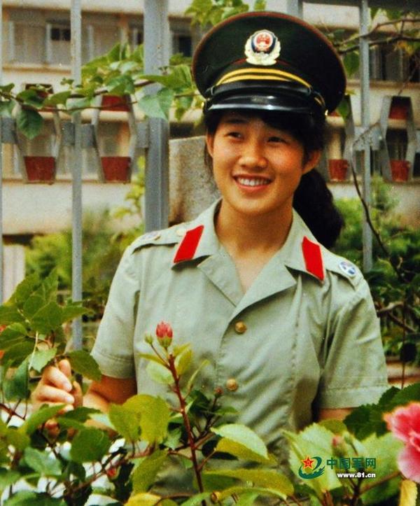 一名女兵跨度34年的军装照,看这些年武警部队换过的军装
