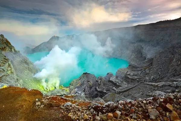 宜珍火山最为人称道的是它的蓝火(bluefire),从火山中喷发的液态硫磺