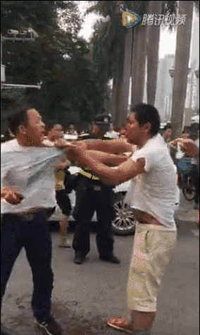 现场引来了大波群众围观