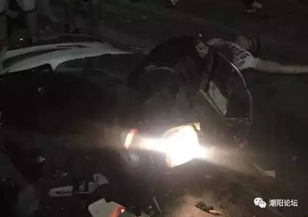 峡山北环发生惨烈车祸,摩托车全散去,3人倒地不起.