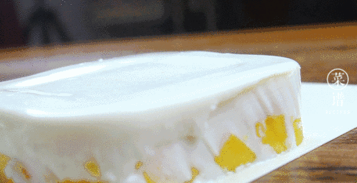 粒粒芒果椰香糕 芒果1只 白砂糖25-30g 牛奶250g 椰浆100g左右 (可