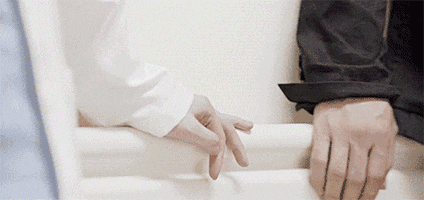 碰碰小手 漫不经心 可以时不时地碰碰她 漫不经心碰个小手 绝对能把